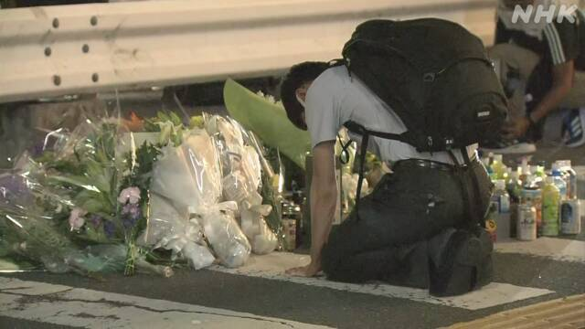 Người dân cầu nguyện trước nơi cựu Thủ tướng Abe bị ám sát. Nguồn ảnh: NHK