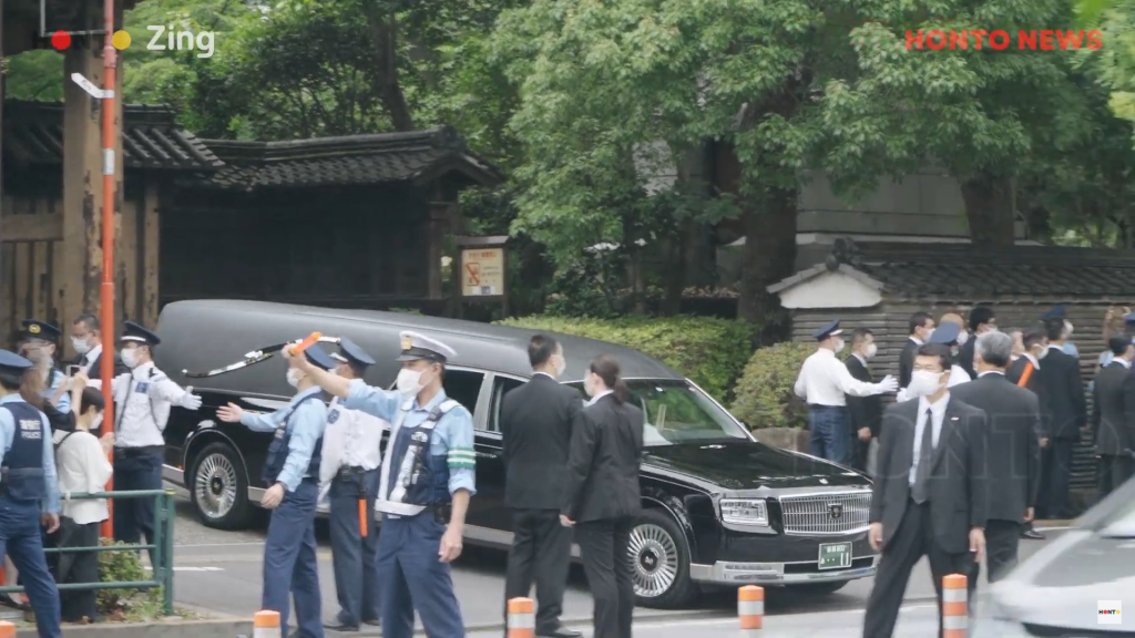 Chiếc xe tang chở linh cữu cựu Thủ tướng Abe đi ra từ nhà riêng