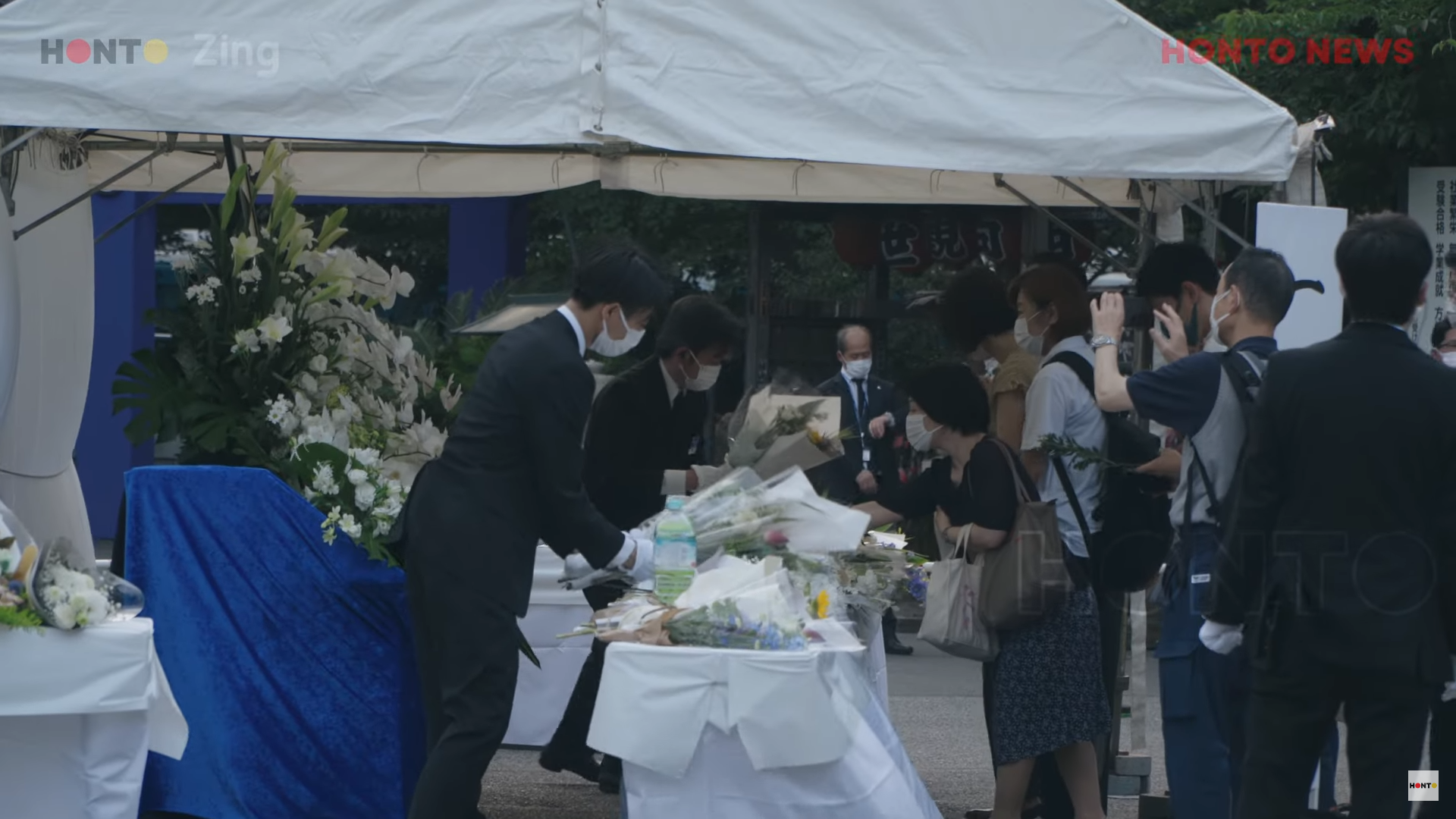 Người dân đặt hoa tại khu vực gần chua Zojoji - nơi diễn ra lễ viếng cựu Thủ tướng Abe