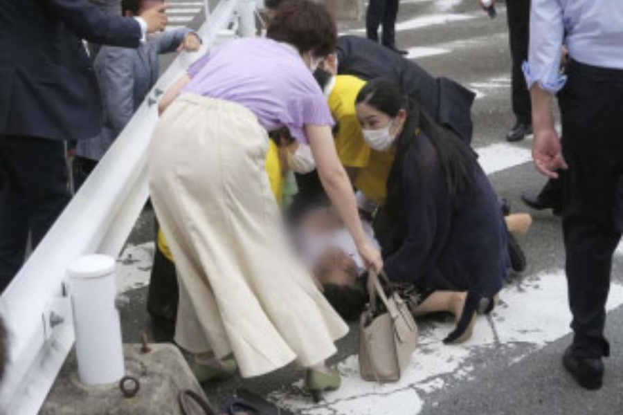 Cựu Thủ tướng Abe được thực hiện biện pháp cấp cứu ngay sau khi bị ám sát. Nguồn ảnh: Kyodo News