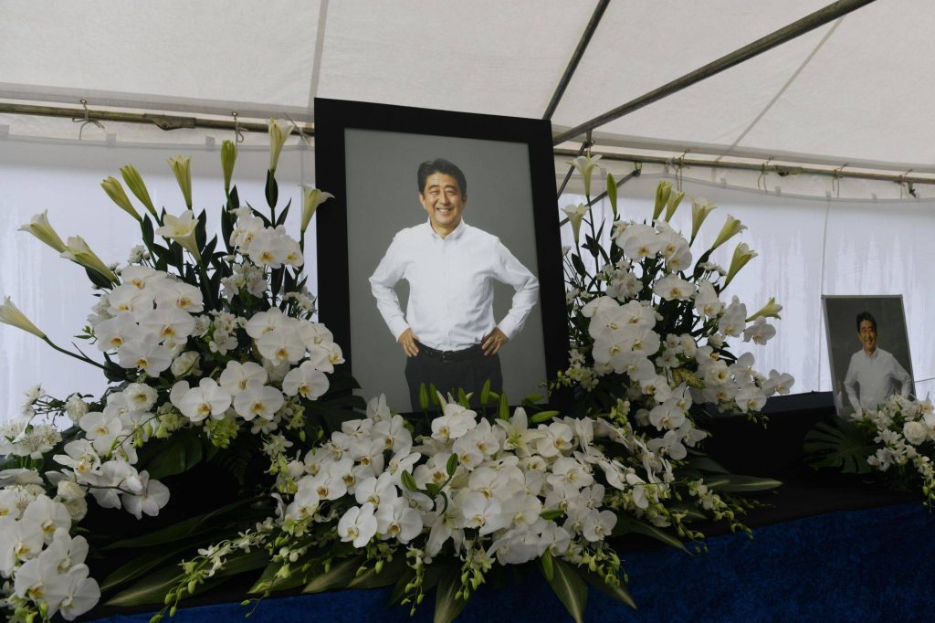 Bức ảnh của cựu Thủ tướng Abe được đặt tại chùa Zozoji - nơi tổ chức tang lễ. Nguồn ảnh: BLOOMBERG