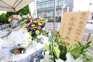 Người dân đặt hoa tại nơi xảy ra vụ việc. Nguồn ảnh: Jiji Press