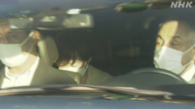 Phu nhân Akie trong chiếc xe chở thi thể cựu Thủ tướng Abe. Nguồn ảnh: NHK