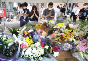 Người dân đặt hoa và cầu nguyện tại nơi xảy ra vụ việc. Nguồn ảnh: Nikkei