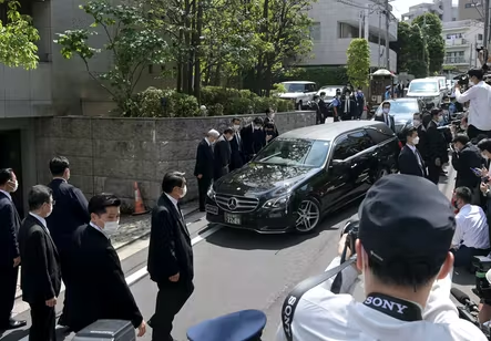 Chiếc xe chở thi thể cựu Thủ tướng Abe tới nhà riêng của ông tại quận Shibuya, Tokyo. Nguồn ảnh: Nikkei