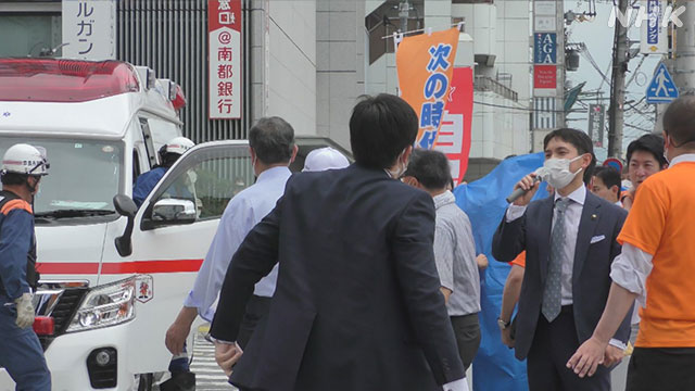 Xe cấp cứu đến vận chuyển cựu Thủ tướng Abe. Ảnh: NHK