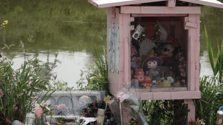 Hiện trường vụ án nơi tìm thấy thi thể nạn nhân – Ngôi miếu nhỏ sơn màu hồng yêu thích của Nhật Linh được xây dựng ngay tại đây. Ảnh: Gendai Business