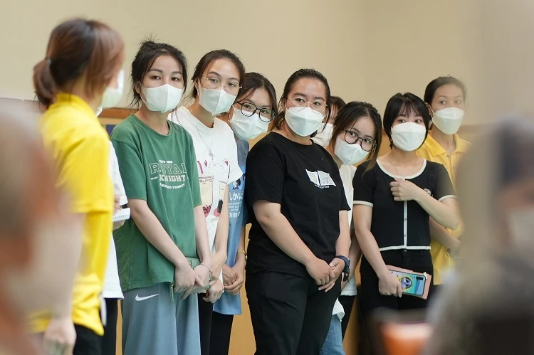 Thực tập sinh kỹ năng người Việt đang nghe bài giới thiệu về viện dưỡng lão chăm sóc đặc biệt tại thành phố Kimitsu, tỉnh Chiba, ngày 26/5/2022. Ảnh: Fujiwara Nobuo