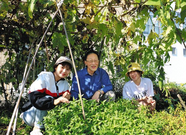 Ông Ogiso (ở giữa) giao lưu với thực tập sinh Việt Nam tại thị trấn Kayanoki tỉnh Nakatsugawa. Ảnh: The Chunichi Shimbun