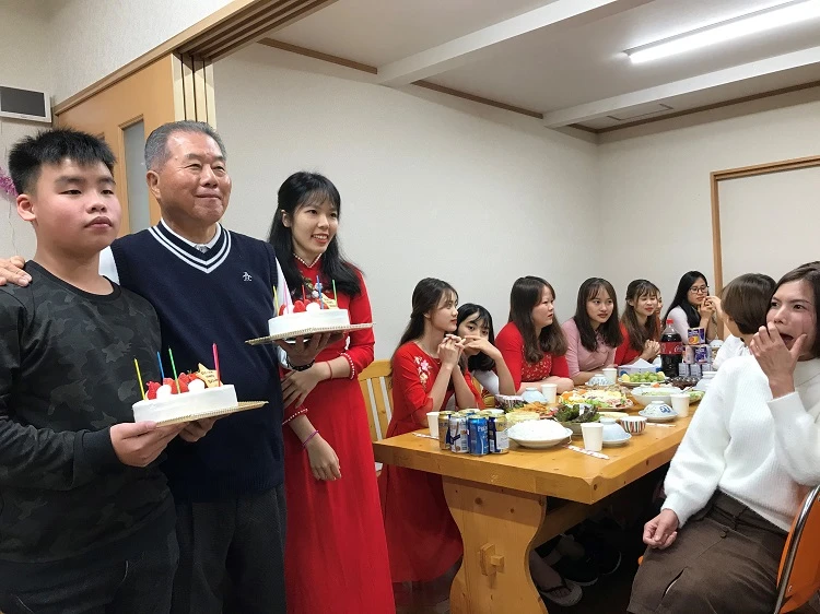 Các thực tập sinh tập trung tại tiệc sinh nhật chủ tịch Iida Seizo - Ảnh: Asahi GLOBE+