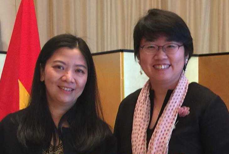 Chị Katsu Megumi (phải) và Lê Thị Thu Hiền (trái) tại hoạt động quảng bá Ehon ở Việt Nam - Ảnh: Quỹ Bắc Cầu