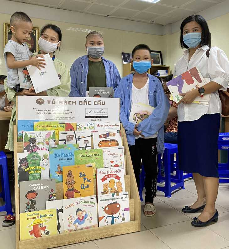 Tủ sách Bắc Cầu được tặng cho một bệnh viện nhi tại Hà Nội - Ảnh: Quỹ Bắc Cầu