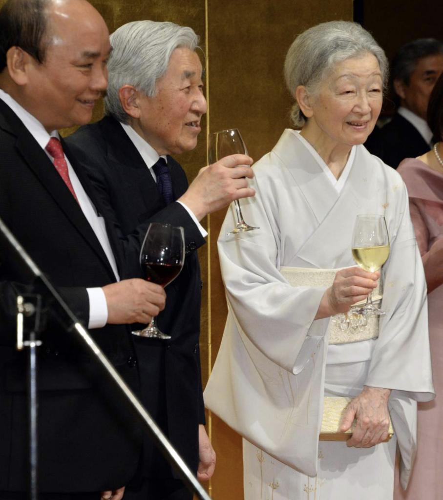 Thượng Hoàng hậu tham dự buổi tiệc chào đón do đại sứ Nhật Bản tại Việt Nam và phu nhân chủ trì