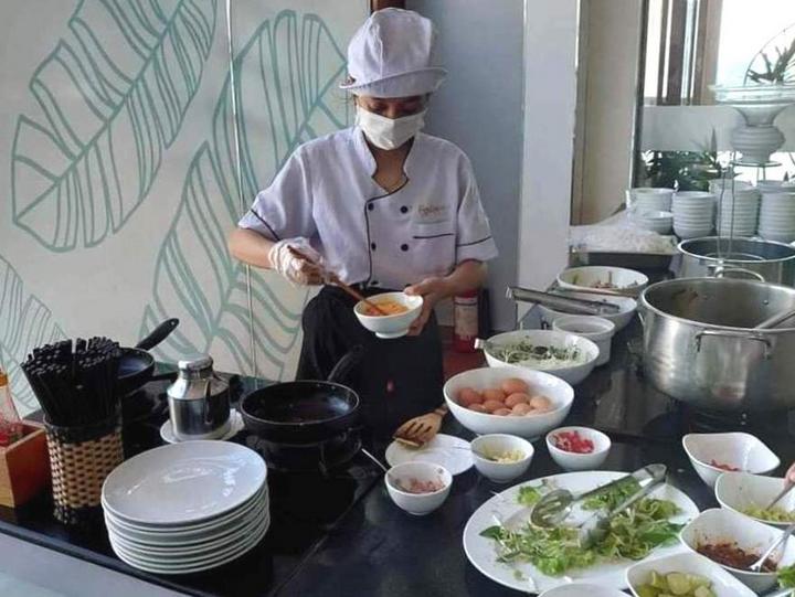 Người đầu bếp đang làm món trứng ốp cho chúng tôi - Ảnh: The Daily Shinshunan